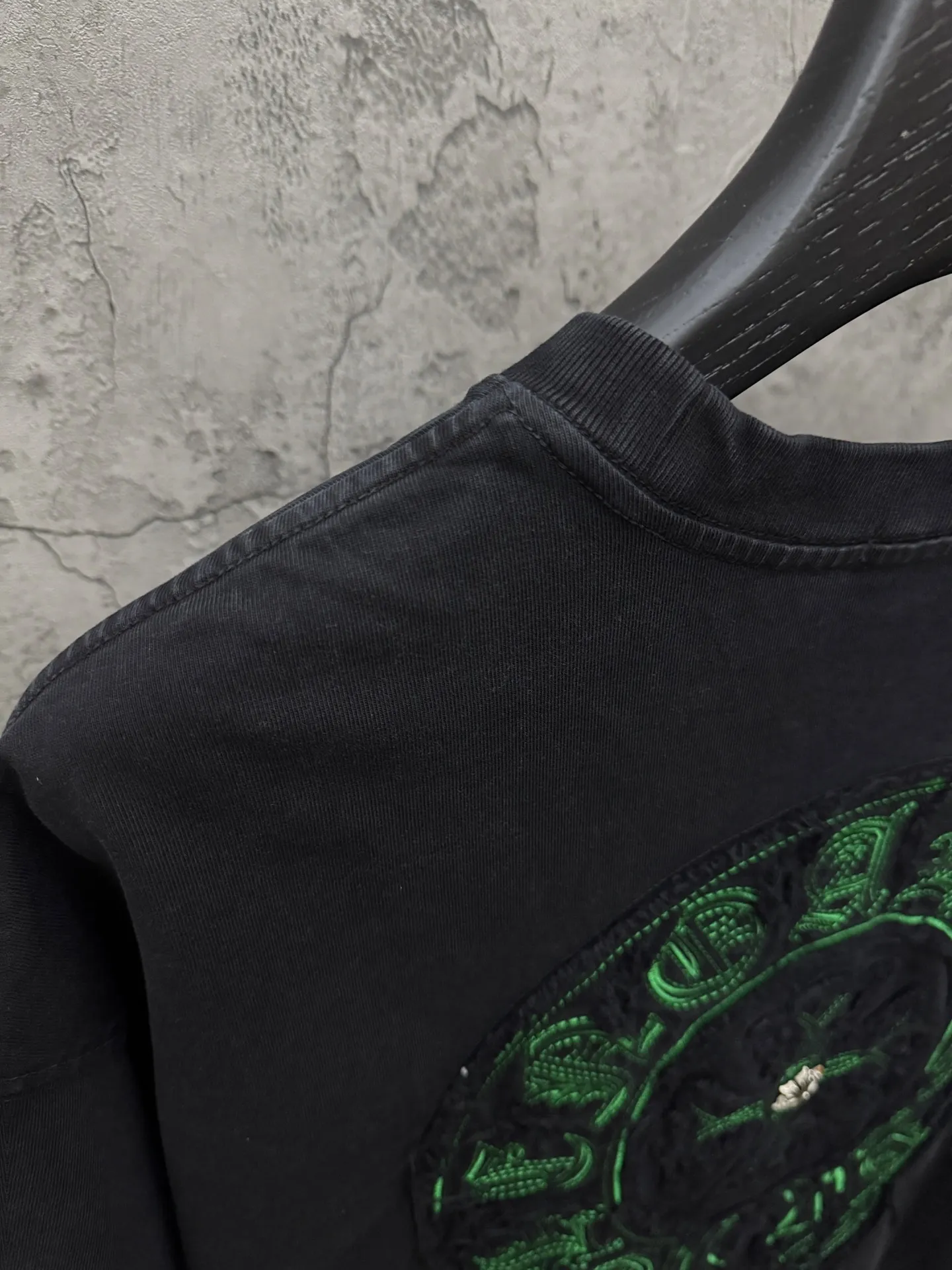 P240 top version, real shot without P, ​​different from market currency) 𝗖𝗵𝗿𝗼𝗺𝗲 𝗛𝗲𝗮𝗿𝘁𝘀/Croxin 2026 spring new original single counter American washed patch embroidered couple short sleeves 👑The highest version! Customized fabric 320 grams, washed and fried. Best-selling model at the counter. Very comfortable to wear. Accessories: Original molded and authenticated collar label➕100% silk wash label. Genuine purchase-grade original hangtag➕matching hanging rope➕3D hanging beads➕original packaging bag. Craftsmanship: The original version has consistent wiring! The highest version of the armhole matching technique! Color: Gray Black Size: S M L XL Style No.: 6602